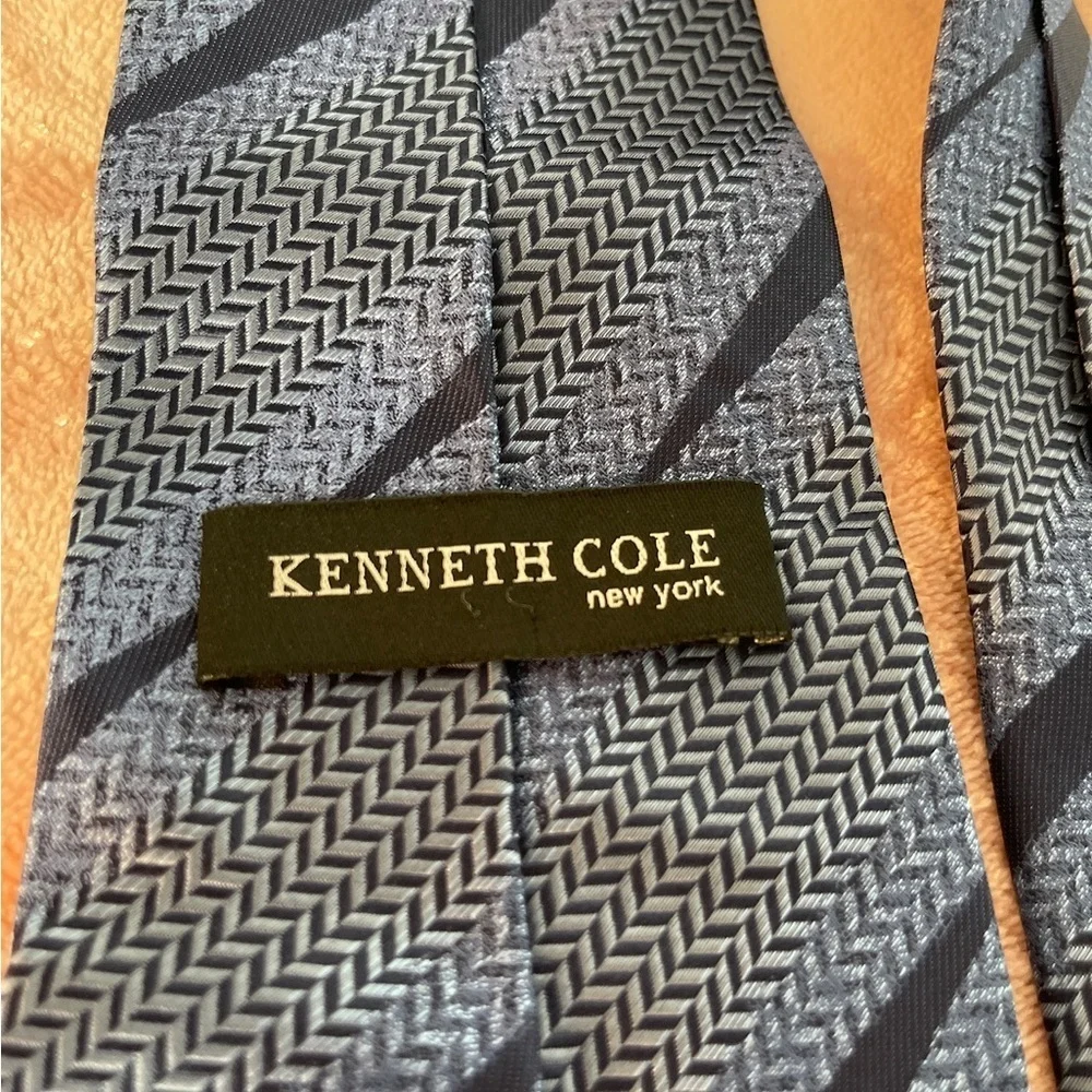 Kenneth Cole Blue and Gray Patterned Tie